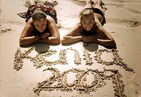 Merit und Stefanie am Strand des Indischen Ozeans