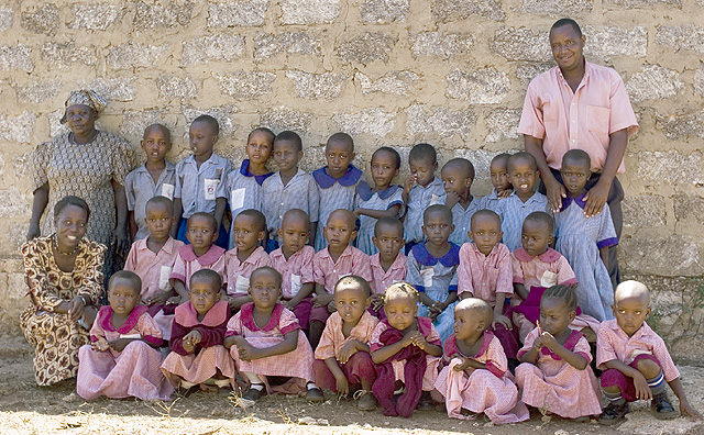 Alle Kinder mit Lehrer, K�chin und Manager